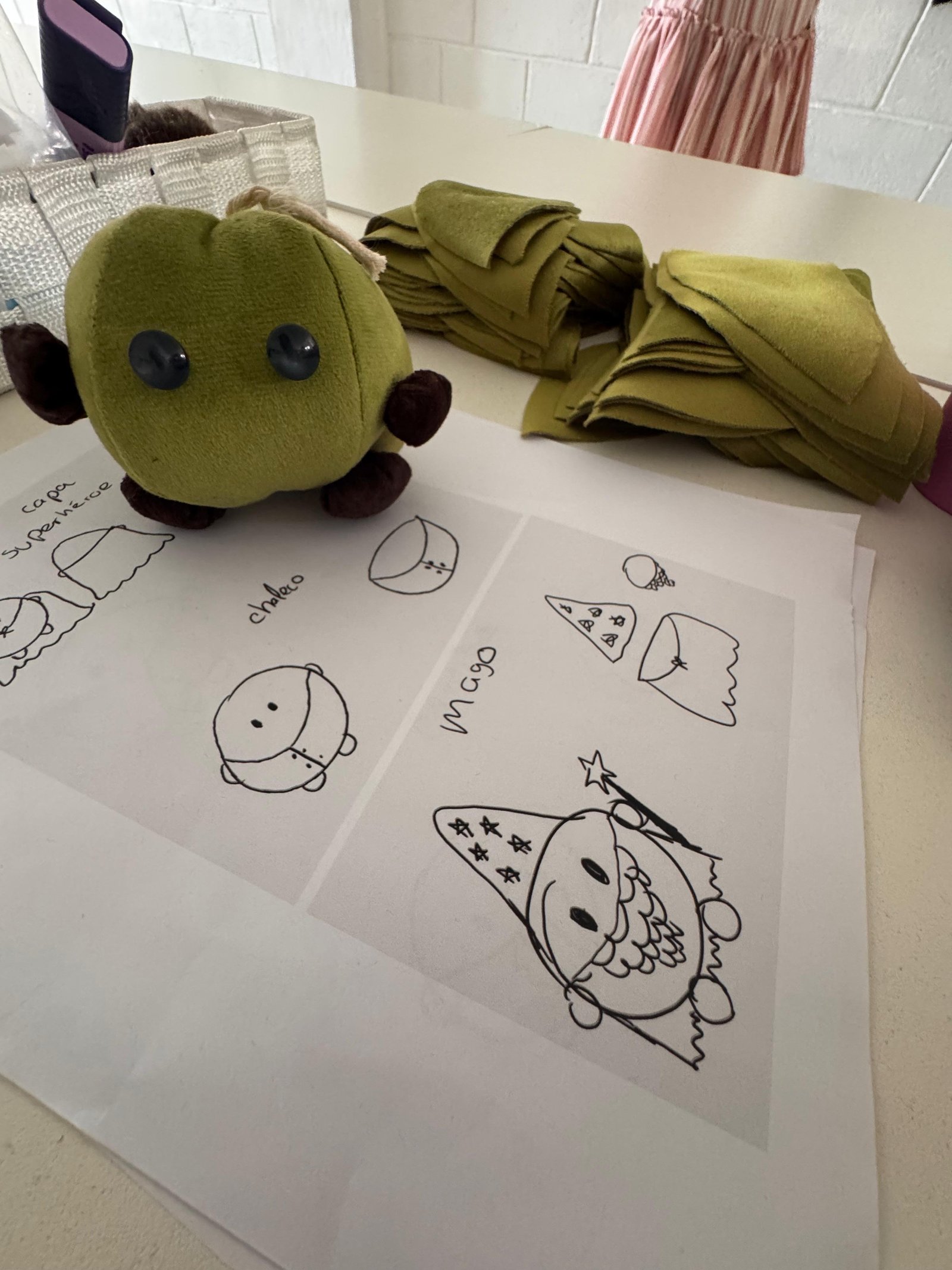 Pieza de peluche hecha a medida junto a sus patrones en GALO Atelier, El Salvador