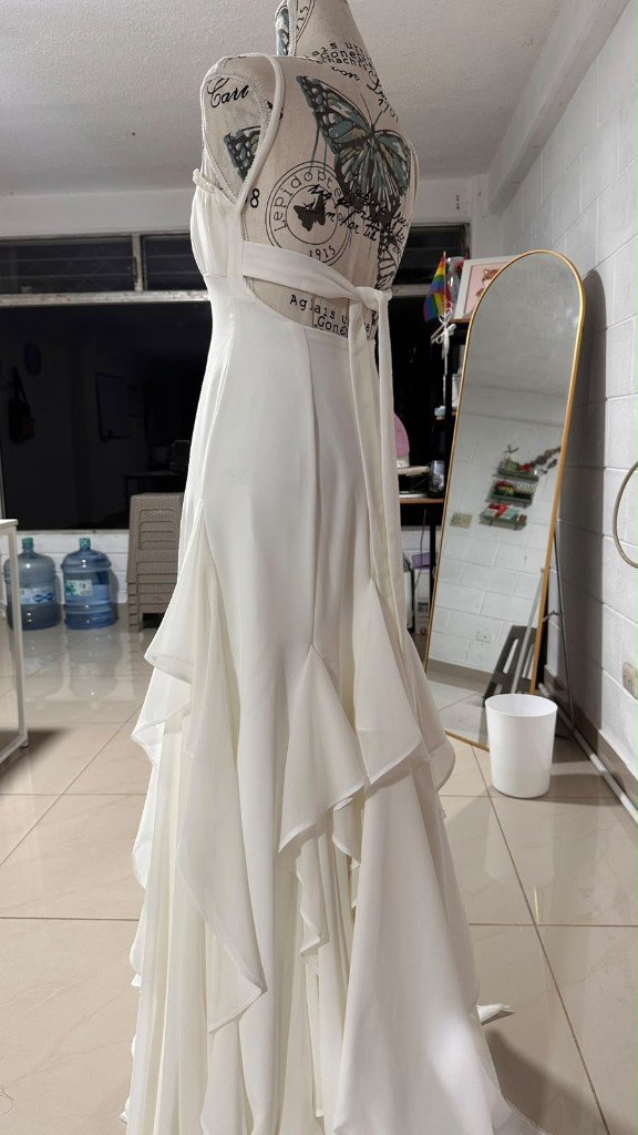 Detalle de los olanes de un vestido de novia confeccionado a medida por GALO Atelier, El Salvador