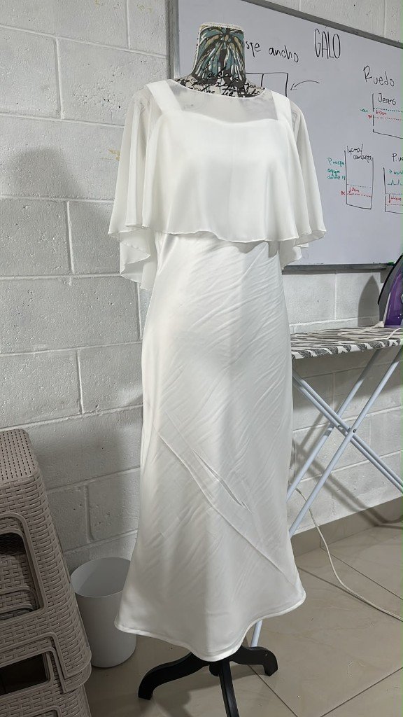 Vestido blanco con capa, de otro diseño, confeccionado a medida por GALO Atelier, El Salvador
