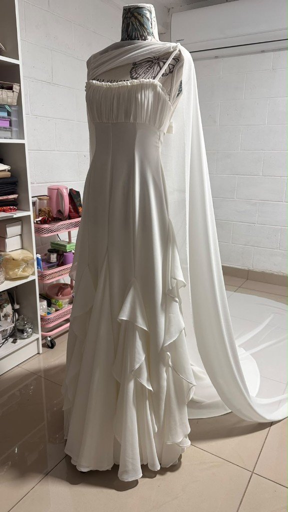 Vestido de novia con capa y olanes, confeccionado a medida por GALO Atelier, El Salvador