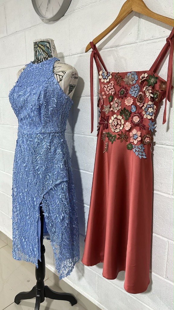 Vestido de encaje azul y vestido rosa con flores bordadas, confecciones a medida de GALO Atelier, El Salvador